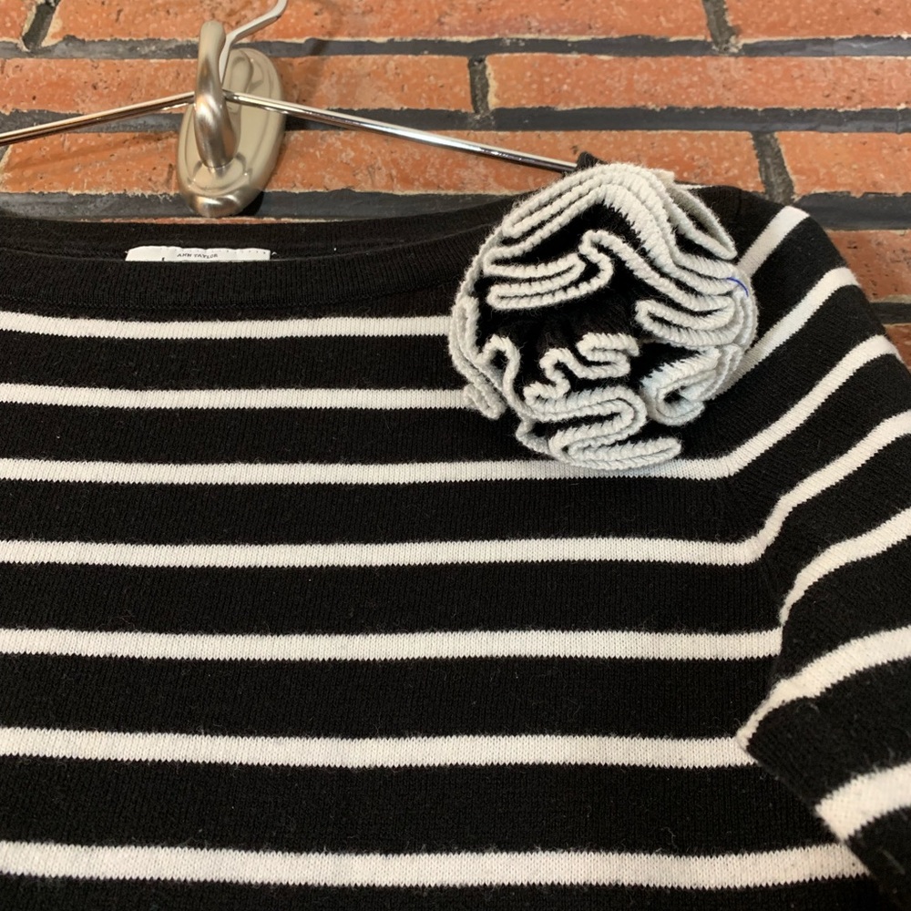 ☃️Ann Taylor Loft Petites Striped Sweater SZ-MP - Picture 2 of 4